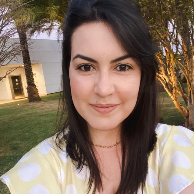 Foto da fonoaudióloga especialista Pâmela Costa, sorrindo.